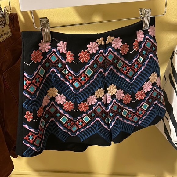 Pants - EMBROIDERED SHORTS EUC ..Stella/Laguna Beach SIZE SMALL BOHO
